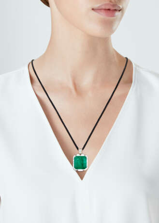 EMERALD AND DIAMOND PENDANT - photo 2