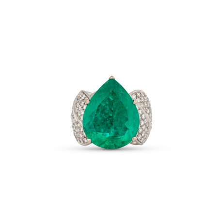 EMERALD AND DIAMOND RING - photo 1