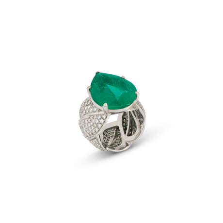 EMERALD AND DIAMOND RING - photo 3