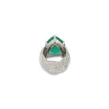 EMERALD AND DIAMOND RING - photo 4