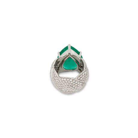 EMERALD AND DIAMOND RING - photo 4