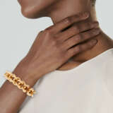 VAN CLEEF & ARPELS GOLD BRACELET - фото 2