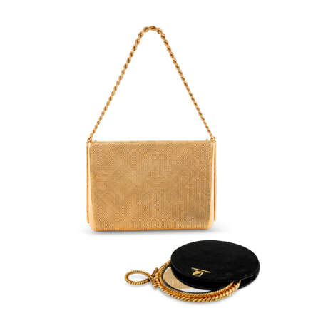 STERLÉ DIAMOND AND GOLD EVENING BAG, ACCOMPANIED BY A VAN CLEEF & ARPELS DOUBLE SIDED SWIVEL MIRROR - Foto 3