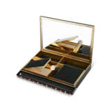 CARTIER ART DECO CORAL, DIAMOND AND LACQUER VANITY CASE - Foto 2