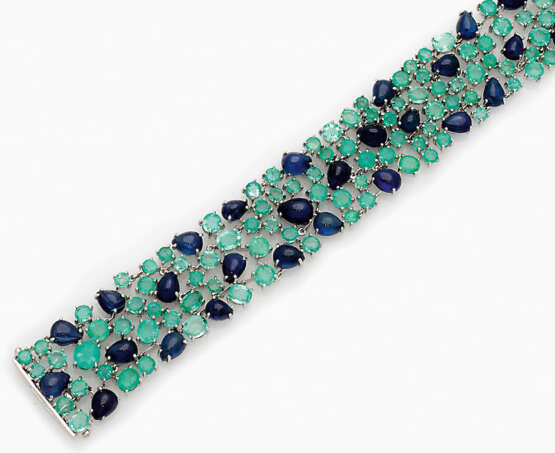 Extravagantes Cocktailarmband mit Saphir- und Smaragdbesatz - фото 1