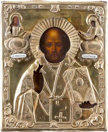 A SMALL ICON SHOWING ST. NICHOLAS OF MYRA WITH SILVER-GILT OKLAD - фото 1