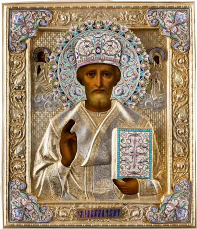 A VERY FINE ICON SHOWING ST. NICHOLAS THE MIRACLE WORKER WITH SILVER-GILT AND CLOISONNÉ ENAMEL OKLAD - Foto 1