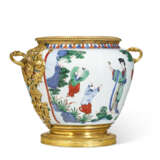 A REGENCE ORMOLU-MOUNTED CHINESE WUCAI PORCELAIN CACHE-POT - Foto 3