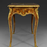 A LOUIS XV ORMOLU-MOUNTED AMARANTH, BOIS SATINE AND MARQUETRY TABLE A ECRIRE - фото 3