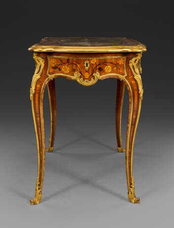 A LOUIS XV ORMOLU-MOUNTED AMARANTH, BOIS SATINE AND MARQUETRY TABLE A ECRIRE - фото 3