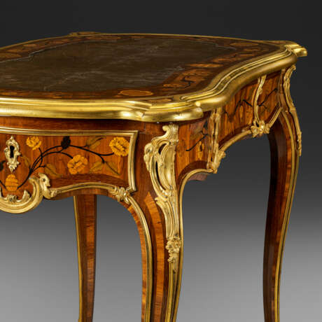 A LOUIS XV ORMOLU-MOUNTED AMARANTH, BOIS SATINE AND MARQUETRY TABLE A ECRIRE - фото 4