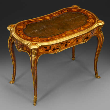 A LOUIS XV ORMOLU-MOUNTED AMARANTH, BOIS SATINE AND MARQUETRY TABLE A ECRIRE - фото 5