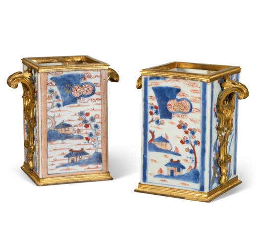 A PAIR OF LOUIS XV ORMOLU-MOUNTED CHINESE IMARI PORCELAIN SQUARE CACHE-POTS - фото 1