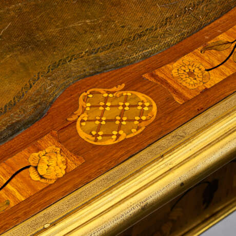 A LOUIS XV ORMOLU-MOUNTED AMARANTH, BOIS SATINE AND MARQUETRY TABLE A ECRIRE - фото 6