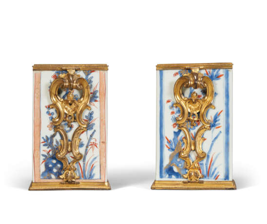 A PAIR OF LOUIS XV ORMOLU-MOUNTED CHINESE IMARI PORCELAIN SQUARE CACHE-POTS - photo 3