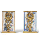 A PAIR OF LOUIS XV ORMOLU-MOUNTED CHINESE IMARI PORCELAIN SQUARE CACHE-POTS - фото 3