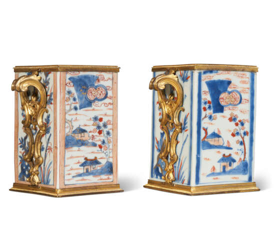 A PAIR OF LOUIS XV ORMOLU-MOUNTED CHINESE IMARI PORCELAIN SQUARE CACHE-POTS - фото 4