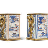 A PAIR OF LOUIS XV ORMOLU-MOUNTED CHINESE IMARI PORCELAIN SQUARE CACHE-POTS - фото 4