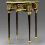 A LATE LOUIS XV ORMOLU-MOUNTED EBONY AND JAPANESE LACQUER OCCASIONAL TABLE - Foto 1