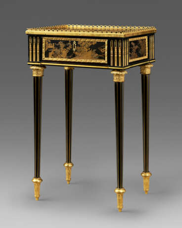 A LATE LOUIS XV ORMOLU-MOUNTED EBONY AND JAPANESE LACQUER OCCASIONAL TABLE - Foto 1