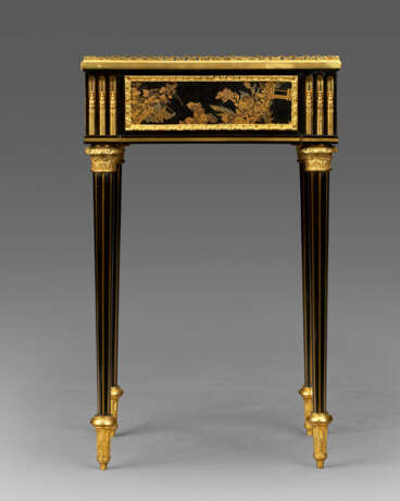 A LATE LOUIS XV ORMOLU-MOUNTED EBONY AND JAPANESE LACQUER OCCASIONAL TABLE - Foto 2