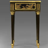 A LATE LOUIS XV ORMOLU-MOUNTED EBONY AND JAPANESE LACQUER OCCASIONAL TABLE - Foto 2