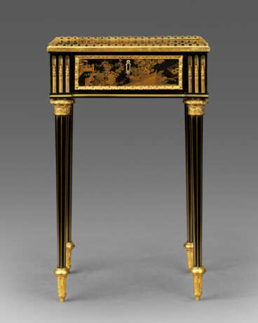 A LATE LOUIS XV ORMOLU-MOUNTED EBONY AND JAPANESE LACQUER OCCASIONAL TABLE - Foto 3