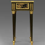 A LATE LOUIS XV ORMOLU-MOUNTED EBONY AND JAPANESE LACQUER OCCASIONAL TABLE - Foto 4