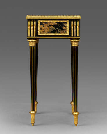 A LATE LOUIS XV ORMOLU-MOUNTED EBONY AND JAPANESE LACQUER OCCASIONAL TABLE - Foto 4