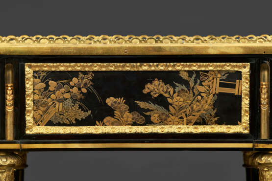 A LATE LOUIS XV ORMOLU-MOUNTED EBONY AND JAPANESE LACQUER OCCASIONAL TABLE - Foto 7