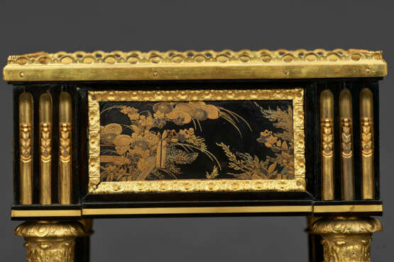 A LATE LOUIS XV ORMOLU-MOUNTED EBONY AND JAPANESE LACQUER OCCASIONAL TABLE - Foto 8