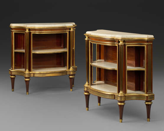 A PAIR OF LOUIS XVI ORMOLU-MOUNTED MAHOGANY CONSOLES - Foto 1