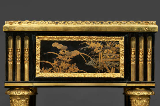 A LATE LOUIS XV ORMOLU-MOUNTED EBONY AND JAPANESE LACQUER OCCASIONAL TABLE - Foto 9