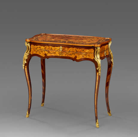 A LOUIS XV ORMOLU-MOUNTED AMARANTH, TULIPWOOD AND MARQUETRY DRESSING/WRITING TABLE - фото 1