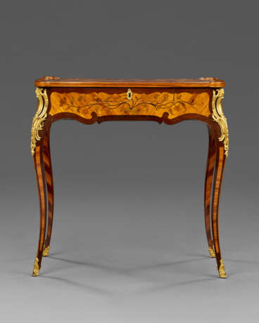 A LOUIS XV ORMOLU-MOUNTED AMARANTH, TULIPWOOD AND MARQUETRY DRESSING/WRITING TABLE - фото 2