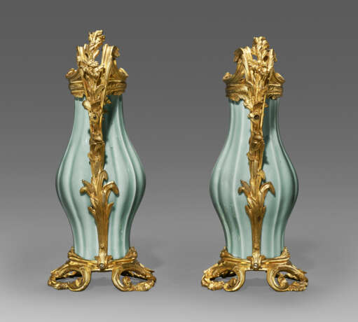 A PAIR OF LOUIS XV ORMOLU-MOUNTED CHINESE CELADON-GLAZED PORCELAIN EWERS - photo 2