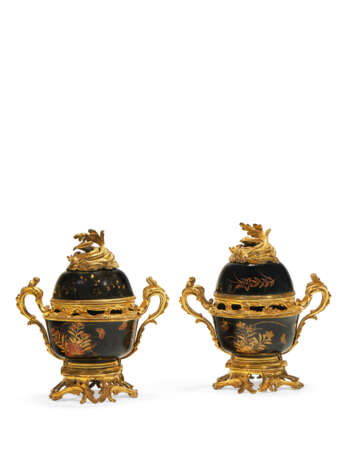 A PAIR OF LOUIS XV ORMOLU-MOUNTED JAPANESE LACQUER POT-POURRI VASES - photo 1