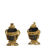 A PAIR OF LOUIS XV ORMOLU-MOUNTED JAPANESE LACQUER POT-POURRI VASES - photo 2