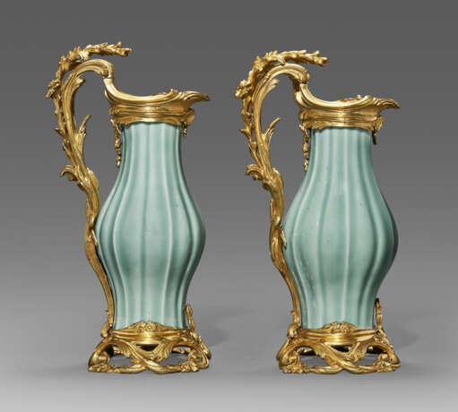 A PAIR OF LOUIS XV ORMOLU-MOUNTED CHINESE CELADON-GLAZED PORCELAIN EWERS - photo 3