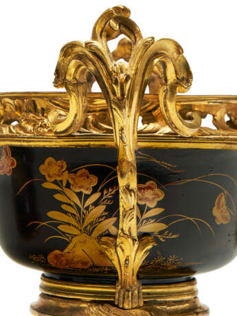 A PAIR OF LOUIS XV ORMOLU-MOUNTED JAPANESE LACQUER POT-POURRI VASES - photo 5