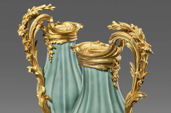 A PAIR OF LOUIS XV ORMOLU-MOUNTED CHINESE CELADON-GLAZED PORCELAIN EWERS - photo 4