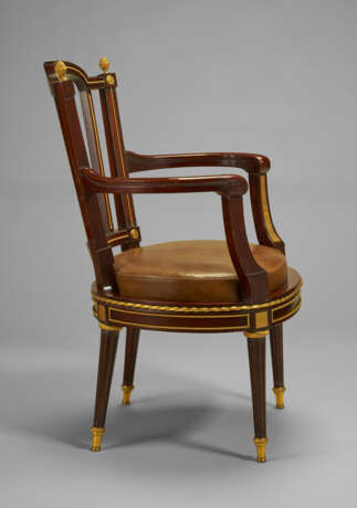 A LATE LOUIS XVI ORMOLU-MOUNTED MAHOGANY FAUTEUIL DE BUREAU - photo 3