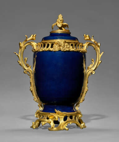 A LOUIS XV ORMOLU-MOUNTED CHINESE BLUE-GLAZED PORCELAIN POT-POURRI VASE - фото 1