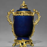 A LOUIS XV ORMOLU-MOUNTED CHINESE BLUE-GLAZED PORCELAIN POT-POURRI VASE - фото 1