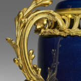 A LOUIS XV ORMOLU-MOUNTED CHINESE BLUE-GLAZED PORCELAIN POT-POURRI VASE - фото 2