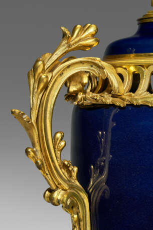 A LOUIS XV ORMOLU-MOUNTED CHINESE BLUE-GLAZED PORCELAIN POT-POURRI VASE - фото 2