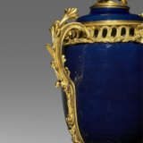 A LOUIS XV ORMOLU-MOUNTED CHINESE BLUE-GLAZED PORCELAIN POT-POURRI VASE - фото 3