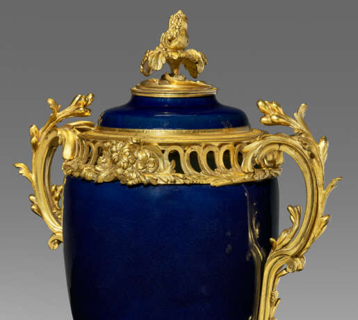 A LOUIS XV ORMOLU-MOUNTED CHINESE BLUE-GLAZED PORCELAIN POT-POURRI VASE - фото 4