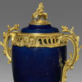 A LOUIS XV ORMOLU-MOUNTED CHINESE BLUE-GLAZED PORCELAIN POT-POURRI VASE - фото 4