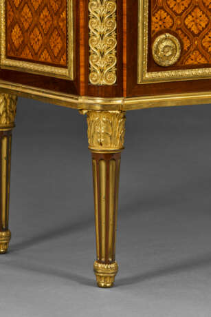 A LATE LOUIS XV ORMOLU-MOUNTED AMARANTH, TULIPWOOD AND PARQUETRY COMMODE - photo 9